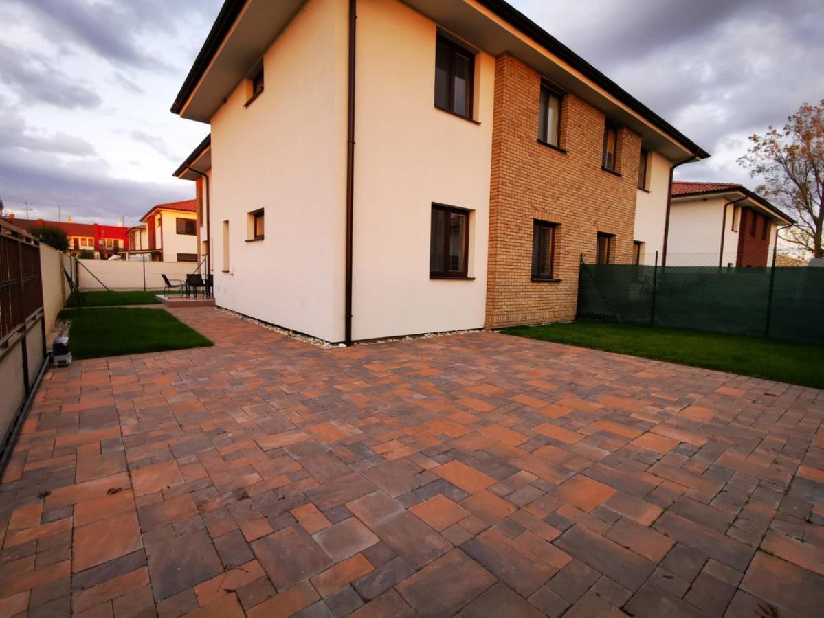 Relax And Sun Apartment Dunajská Streda Exterior photo